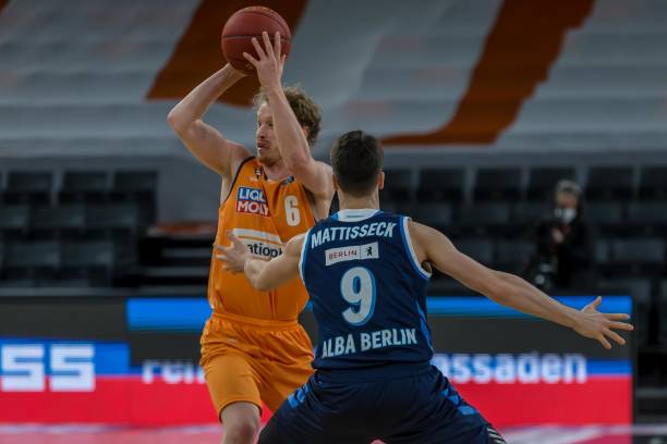 维斯塔潘认怂！距离超级驾照被禁赛仅差1分 主动向车队承认错误