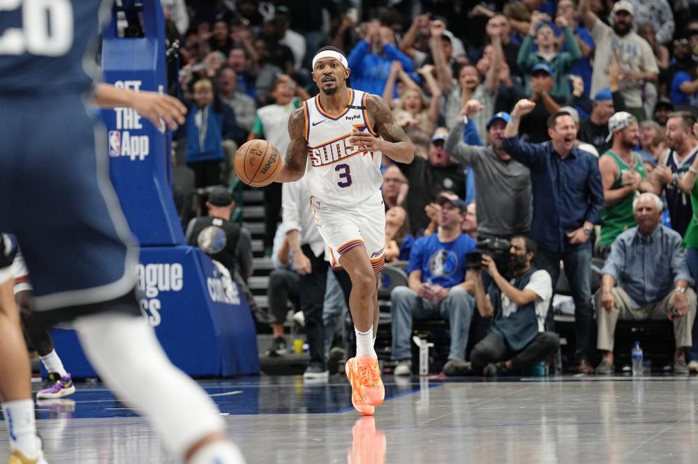 打败东契奇的洛伊德是谁？曾蹲在小卡身边抢镜 总决赛期间扮演过库里