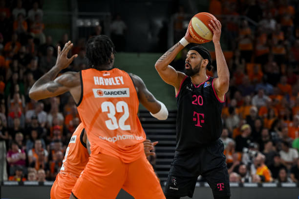 老牛吃嫩草！皮蓬前妻跟罗德曼儿子约会